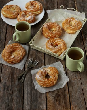 Ahşap masa üzerinde tatlı eklerleri