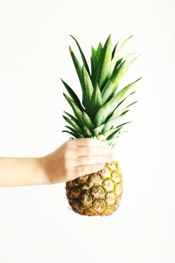 El tutma olgun ananas 