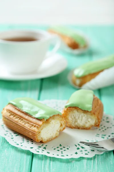 Smakelijke eclairs met glazuur — Stockfoto