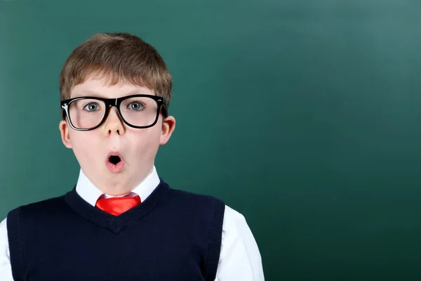 Emotiona jongen permanent in de buurt van het bord — Stockfoto