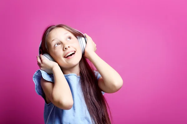 Portret młodej dziewczyny ze słuchawkami — Zdjęcie stockowe