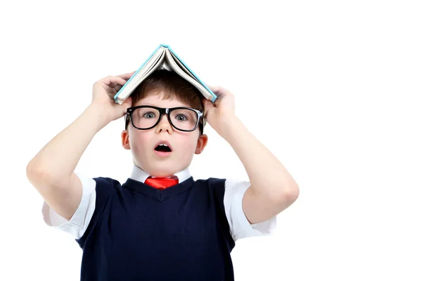 Ragazzo con libro sopra la testa — Foto Stock