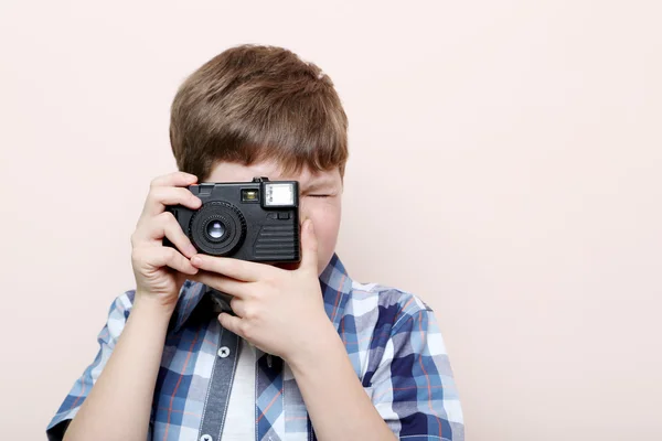 Niño con cámara retro —  Fotos de Stock