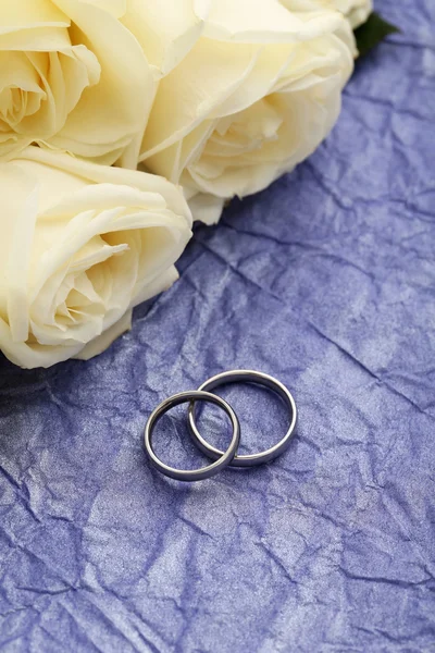 Wedding rings with roses — Stock Photo, Image