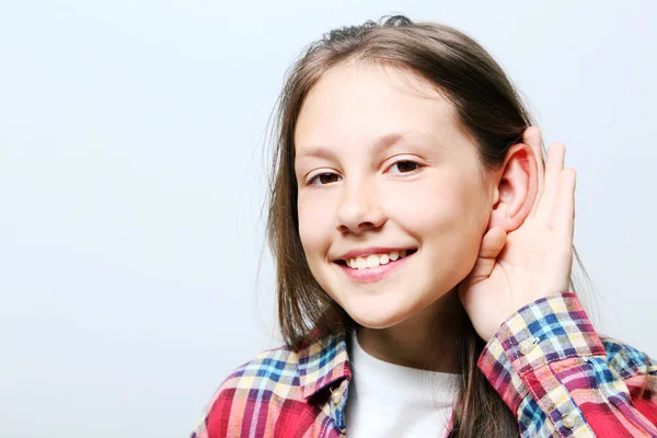 听力的年轻女孩 — 图库照片