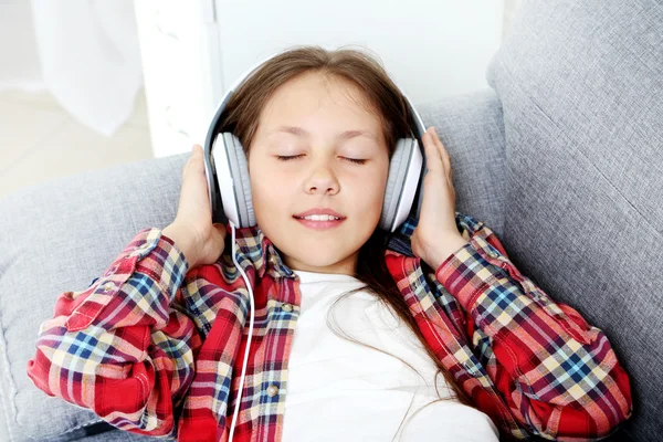 Chica joven con auriculares — Foto de Stock