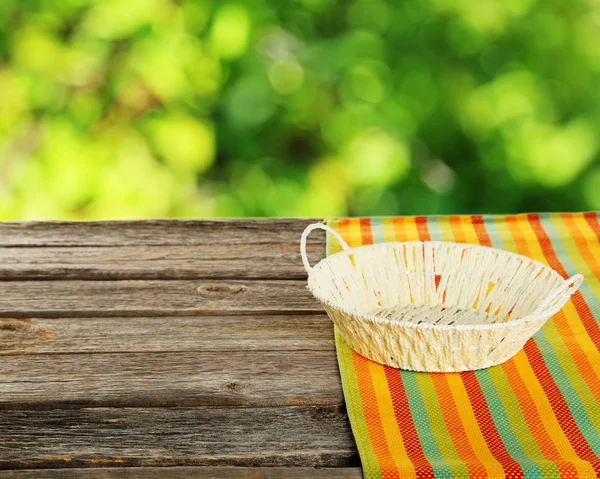 Houten tafel met mandje — Stockfoto