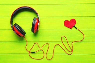 Yeşil ahşap masa üzerinde kulaklık 