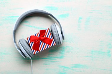 Nane ahşap masa üzerinde kulaklık