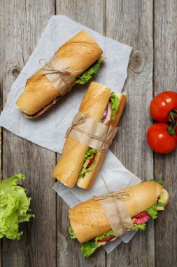 Lezzetli sandviçler masada.