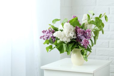 Çiçek açan leylak çiçekleri