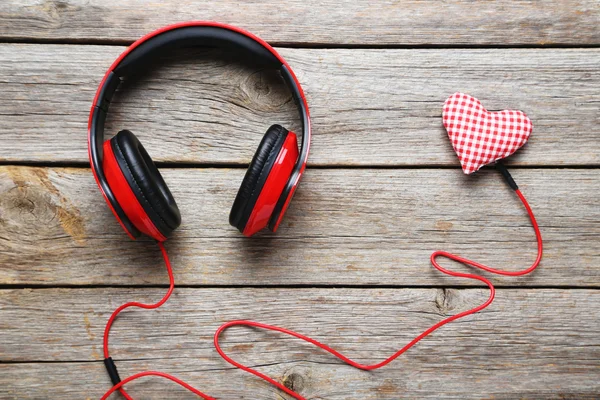 Auriculares sobre mesa de madera gris —  Fotos de Stock