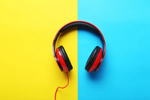 Ακουστικά σε πολύχρωμα χάρτινα φόντο — Φωτογραφία Αρχείου