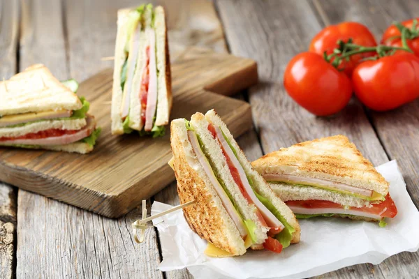 Sanduíches saborosos e frescos — Fotografia de Stock