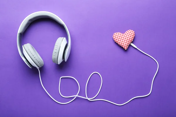 Headphones on purple paper background — Stock Photo, Image