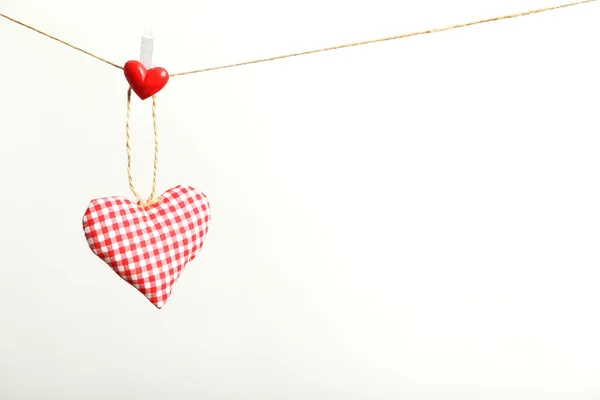 Coração de amor pendurado na corda — Fotografia de Stock