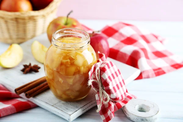 Apple jam in pot — Stockfoto