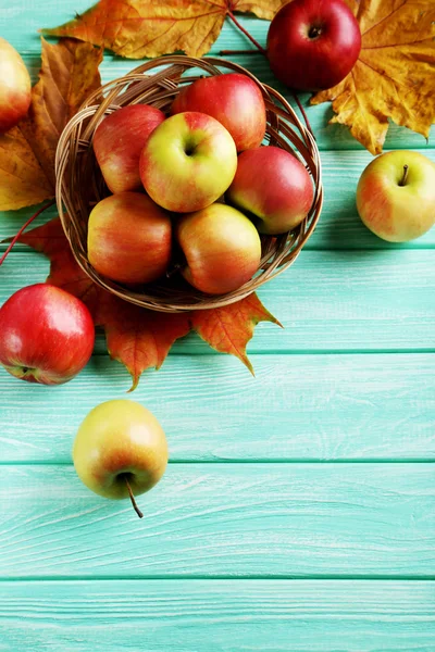 Tahta masada olgun elmalar