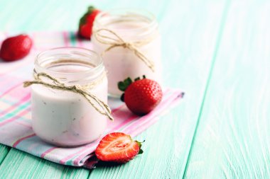 Bardaklarda çilekli yoğurt