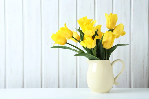 Boeket van gele tulpen — Stockfoto