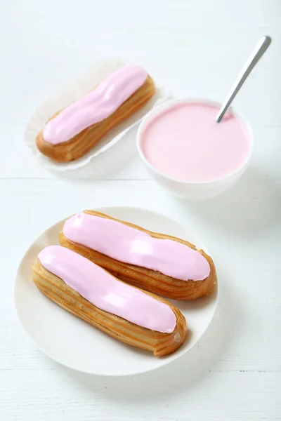 Sabrosas eclairs con glaseado — Foto de Stock