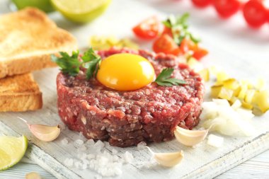 Sığır eti çiğ yumurta sarısı ile