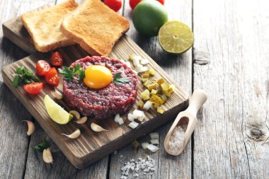 Sığır eti çiğ yumurta sarısı ile
