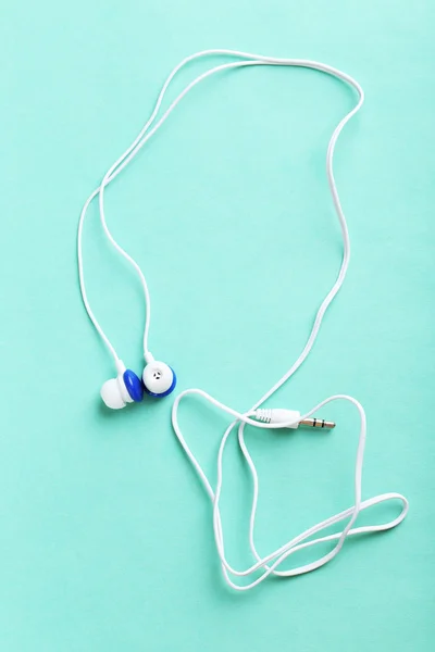 Білі навушники на м'ятному фоні — стокове фото
