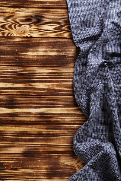 Tovagliolo su tavolo di legno marrone — Foto Stock
