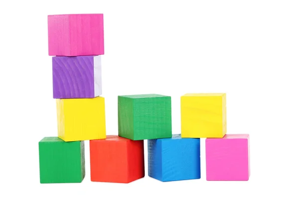 Cubes de jouets en bois colorés isolés — Photo