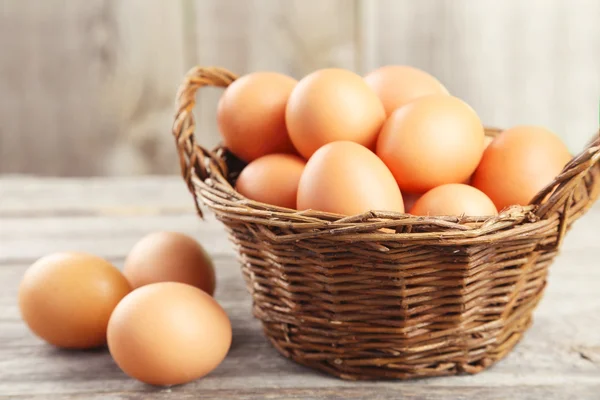 Oeufs de poulet dans le panier — Photo