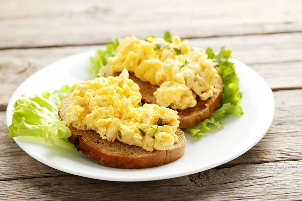 Huevos revueltos con pan —  Fotos de Stock