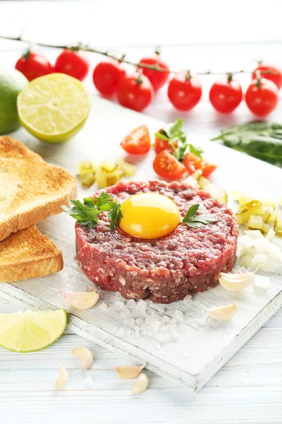 Tartare de boeuf au jaune d'oeuf — Photo