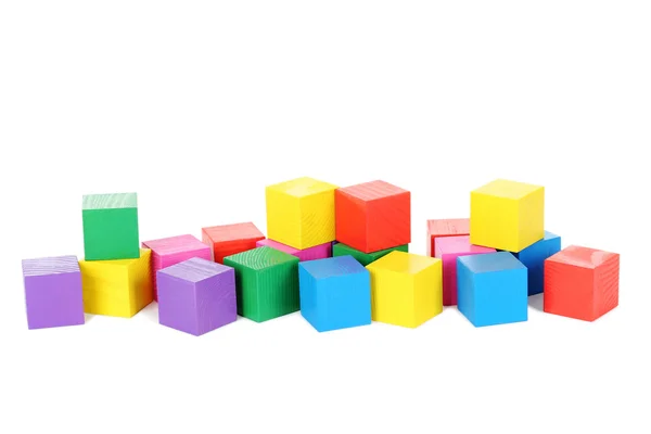 Cubes de jouets en bois colorés isolés — Photo