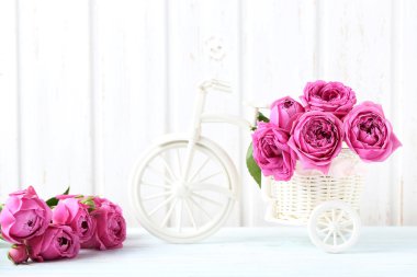 Bir beyaz güzel pembe güller