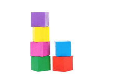 İzole renkli ahşap oyuncak küpleri