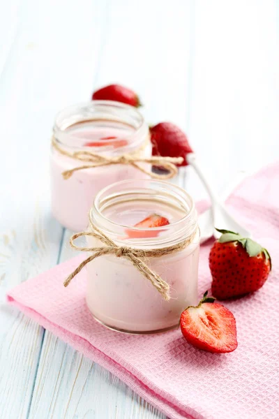 Iogurte de morango em copos — Fotografia de Stock