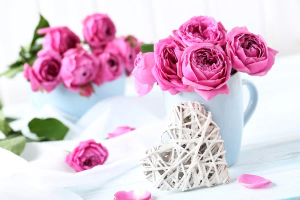 Hermosas rosas rosadas sobre un blanco — Foto de Stock