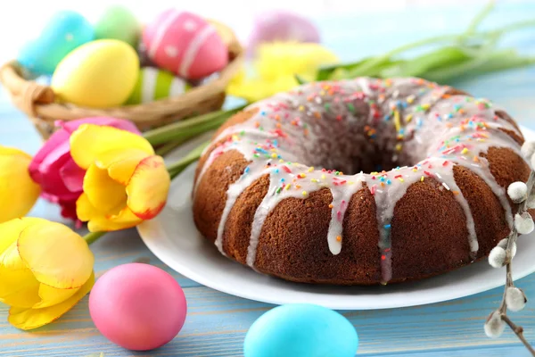复活节彩蛋与蛋糕 — 图库照片