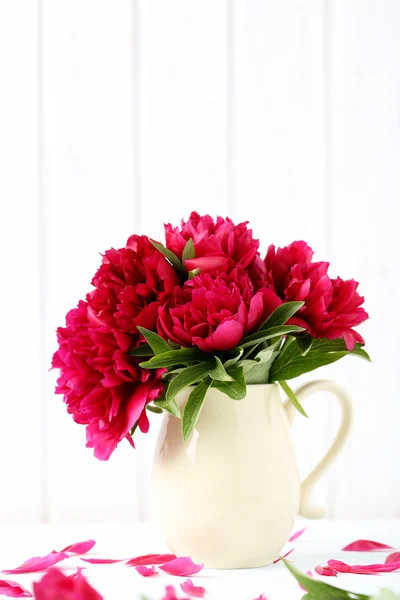 Ramo de flores de peonía roja —  Fotos de Stock