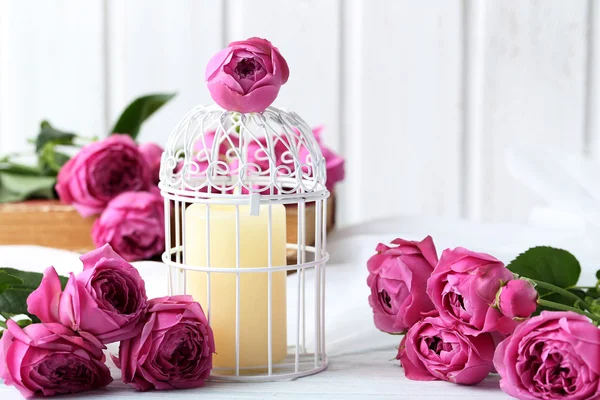 Beautiful pink roses on table — Stock Photo, Image