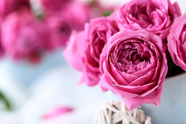 Gyönyörű rózsaszín rózsa vázában — Stock Fotó