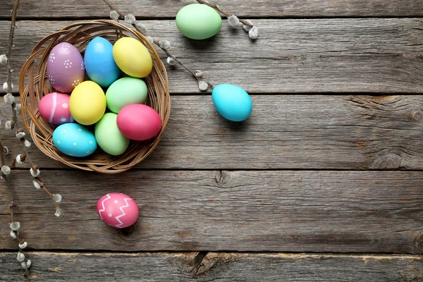 Velikonoční vajíčka na dřevěném stole — Stock fotografie