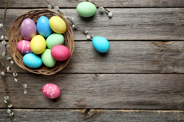 Oeufs de Pâques sur table en bois — Photo