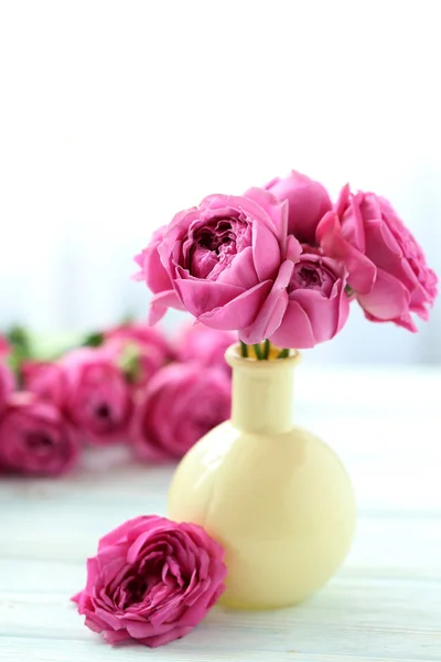 Hermosas rosas rosadas en jarrón —  Fotos de Stock