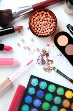 makyaj fırçaları ve kozmetik ürünleri