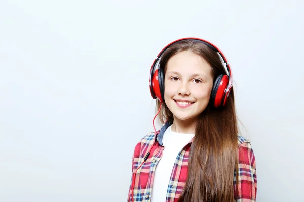 Chica joven con auriculares — Foto de Stock