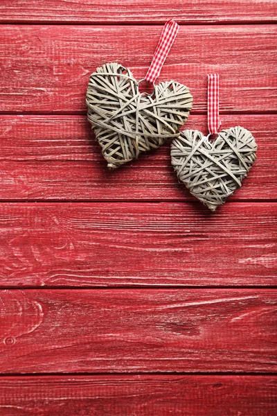 Amor corazones sobre un fondo de madera — Foto de Stock