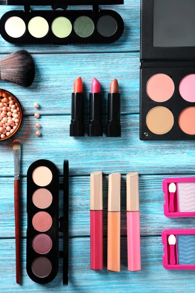 Makyaj fırçaları ve kozmetik ürünleri — Stok fotoğraf