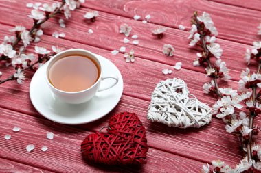 Ağaç dallarının çiçek ve kalpleri ile